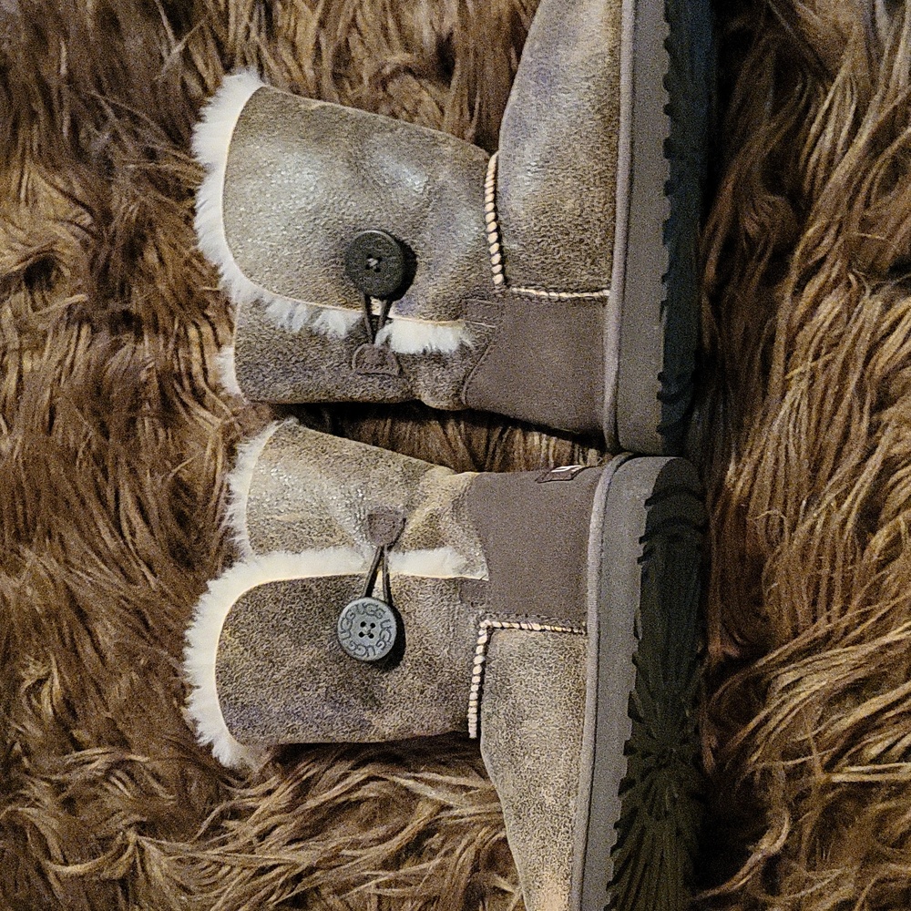 Ugg Bailey Button Size 7
